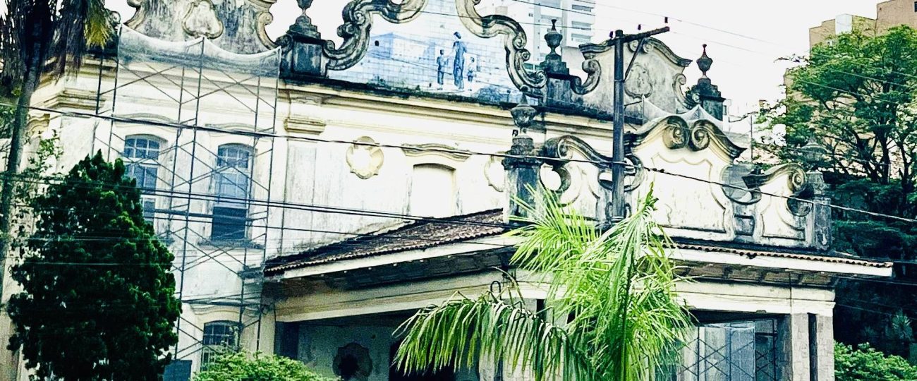 Escolástica Rosa: O Elefante Branco que Encanta a Orla Santista